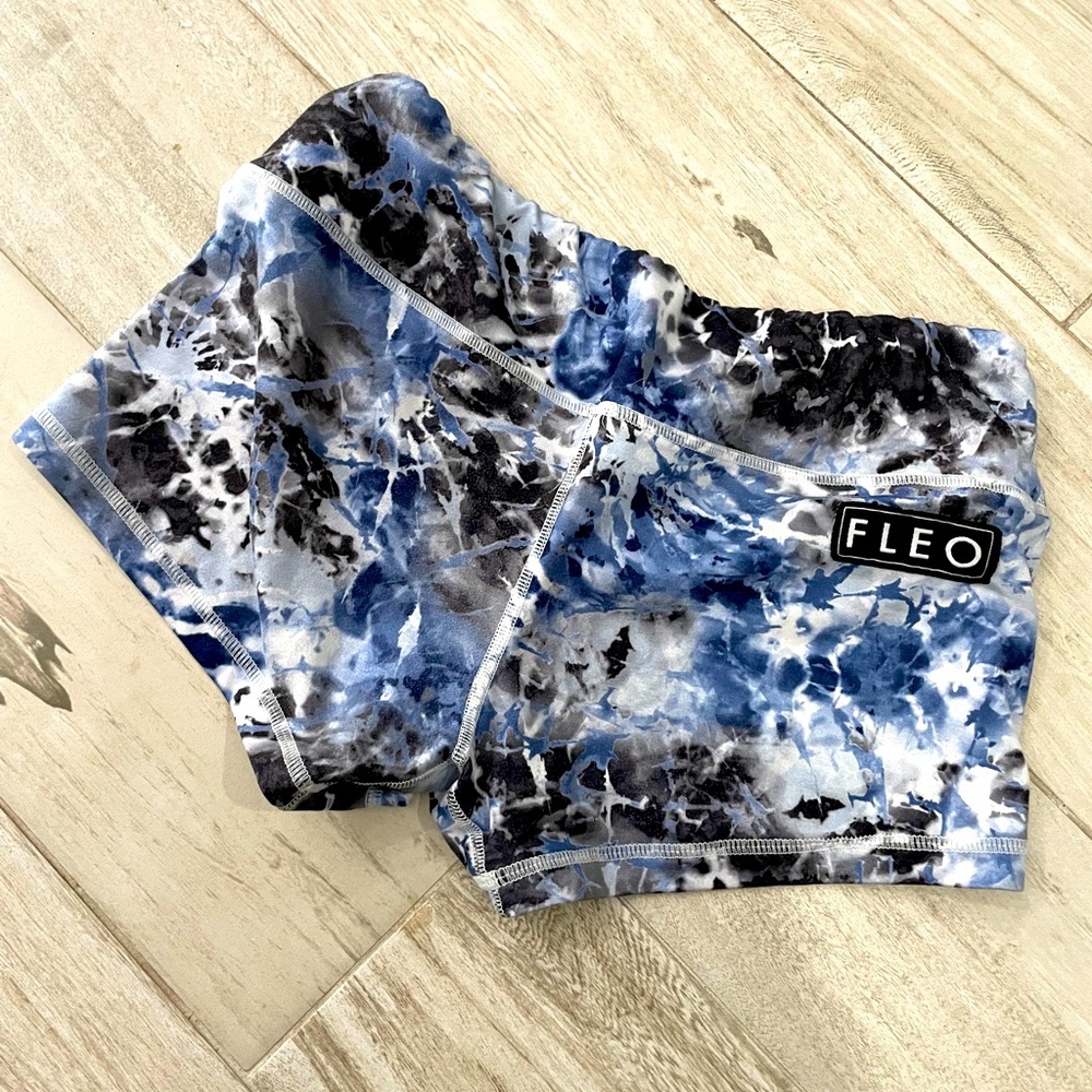 Fleo size m. 2.5 inch inseam.